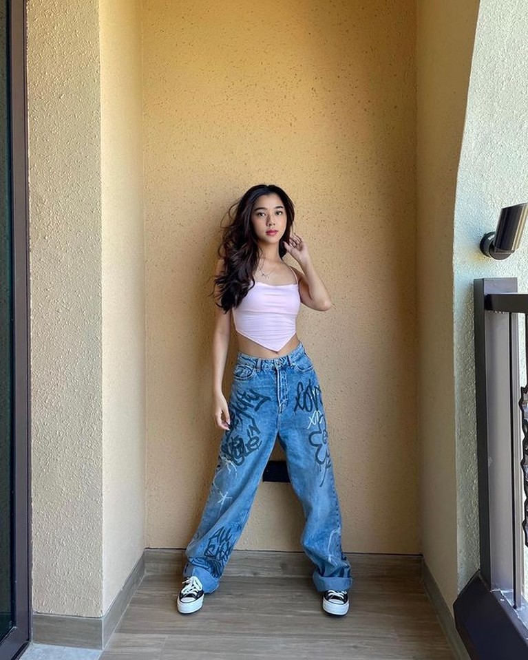 7 Potret Gabriella Ekaputri Sahabat Hanggini yang Jadi Sorotan Gabriella Ekaputri mendadak menjadi perbincangan karena diduga ciuman dengan mantan kekasih sahabatnya, Hanggini. Yuk intip potretnya!