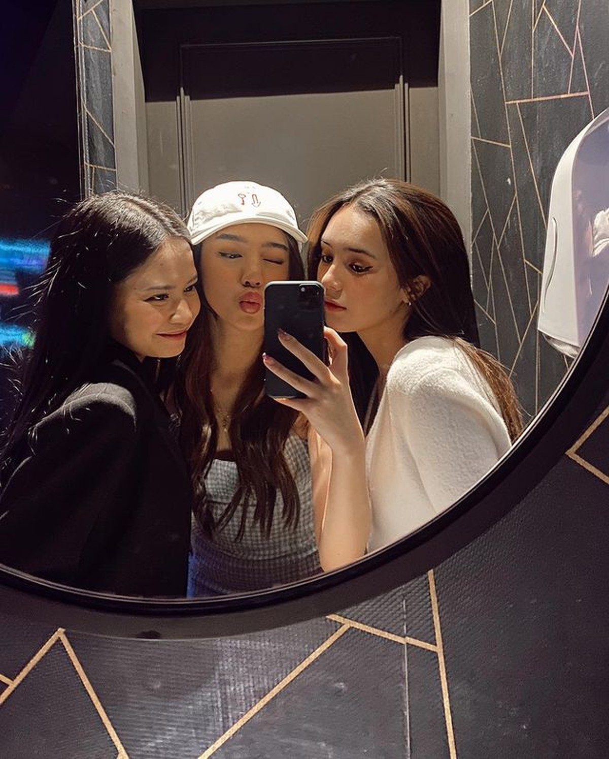 Gabriella Ekaputri mendadak menjadi perbincangan karena diduga ciuman dengan mantan kekasih sahabatnya&comma; Hanggini&period; Yuk intip potretnya&excl;