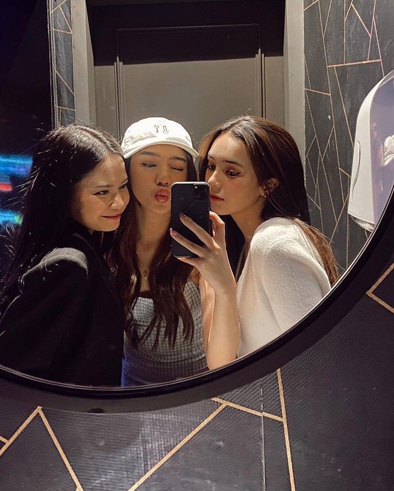 7 Potret Gabriella Ekaputri Sahabat Hanggini yang Jadi Sorotan Gabriella Ekaputri mendadak menjadi perbincangan karena diduga ciuman dengan mantan kekasih sahabatnya, Hanggini. Yuk intip potretnya!