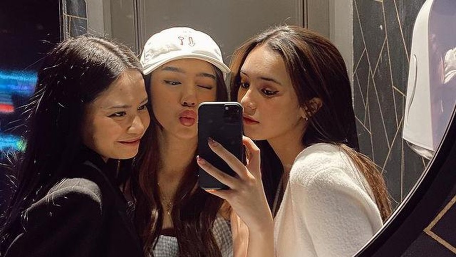 7 Potret Gabriella Ekaputri Sahabat Hanggini yang Jadi Sorotan Gabriella Ekaputri mendadak menjadi perbincangan karena diduga ciuman dengan mantan kekasih sahabatnya, Hanggini. Yuk intip potretnya!