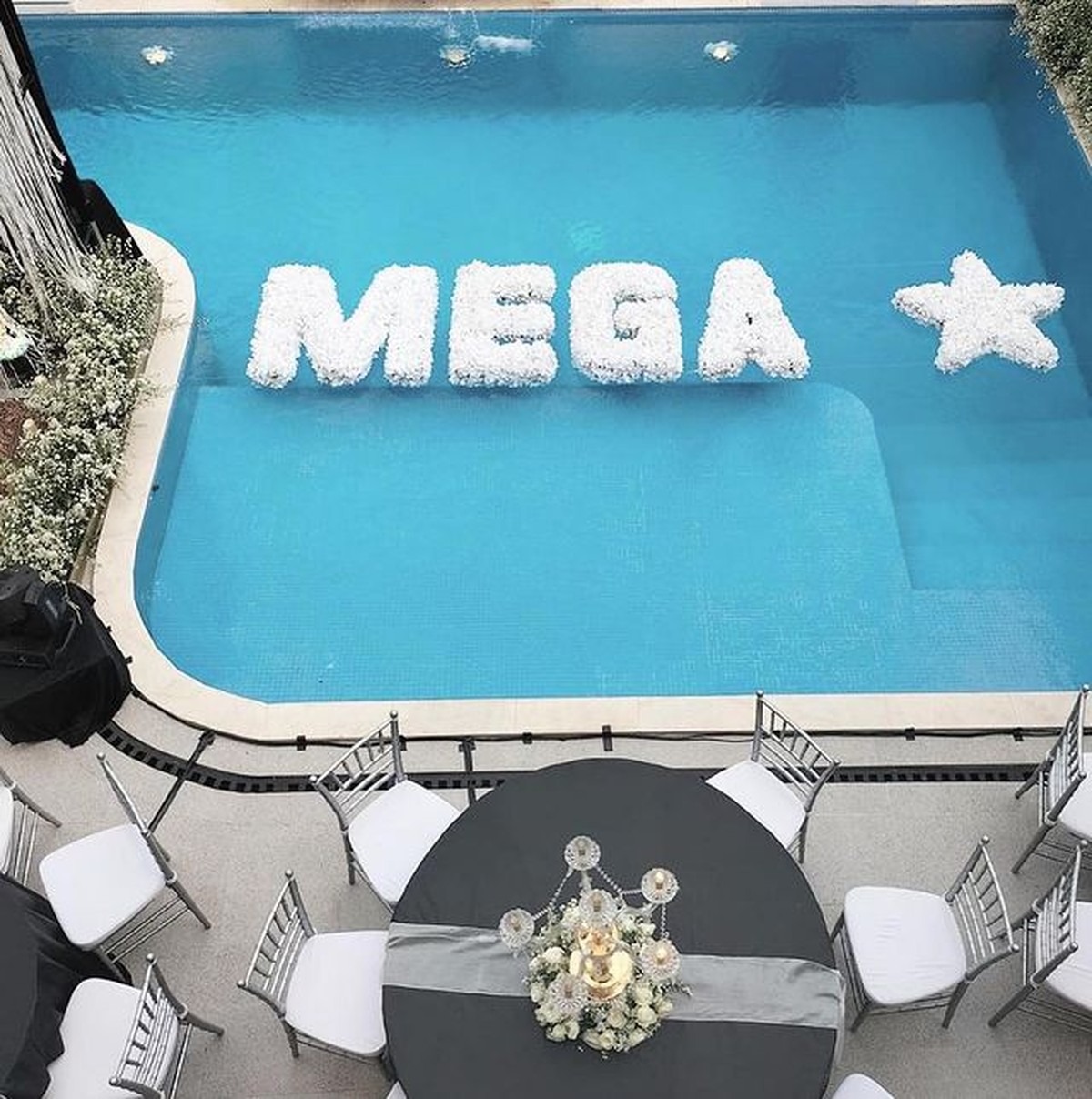 Ivan Gunawan baru saja merayakan ulang tahunnya yang ke-40 di kediamannya bersama para keluarga dan sahabat&period; Yuk intip&excl;