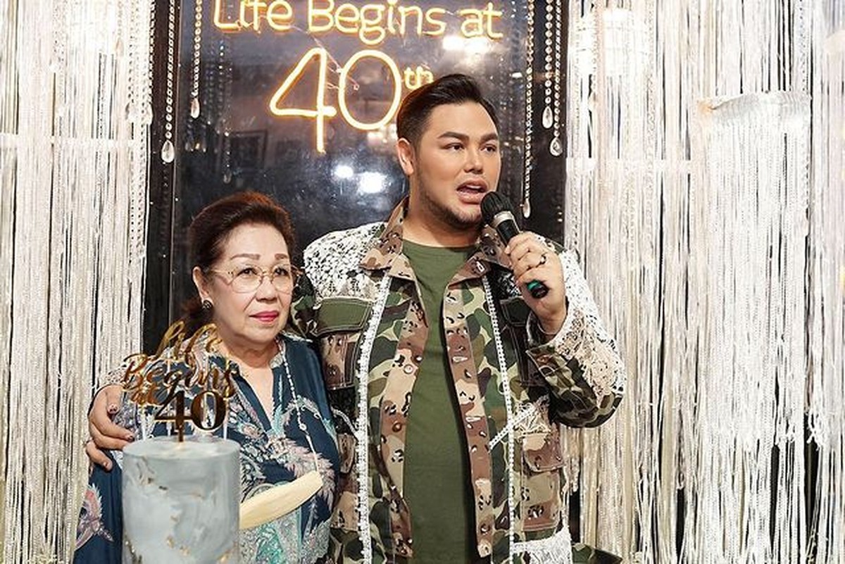 Ivan Gunawan baru saja merayakan ulang tahunnya yang ke-40 di kediamannya bersama para keluarga dan sahabat&period; Yuk intip&excl;