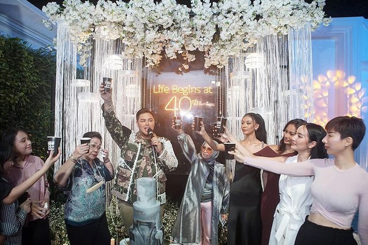 Ivan Gunawan baru saja merayakan ulang tahunnya yang ke-40 di kediamannya bersama para keluarga dan sahabat&period; Yuk intip&excl;