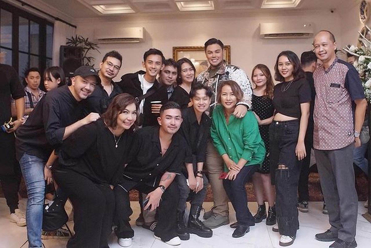 Ivan Gunawan baru saja merayakan ulang tahunnya yang ke-40 di kediamannya bersama para keluarga dan sahabat&period; Yuk intip&excl;