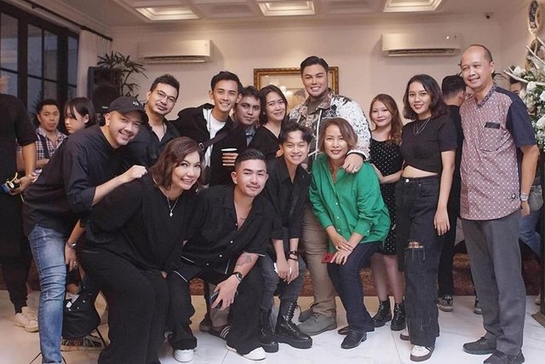7 Potret Ivan Gunawan yang Berulang Tahun ke-40 Ivan Gunawan baru saja merayakan ulang tahunnya yang ke-40 di kediamannya bersama para keluarga dan sahabat. Yuk intip!