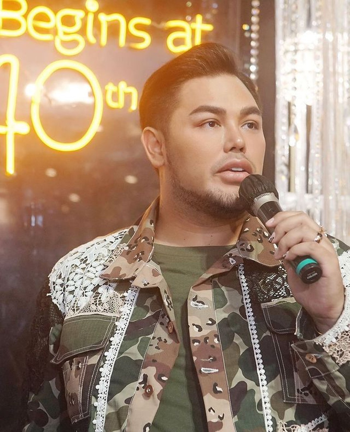 Ivan Gunawan baru saja merayakan ulang tahunnya yang ke-40 di kediamannya bersama para keluarga dan sahabat&period; Yuk intip&excl;