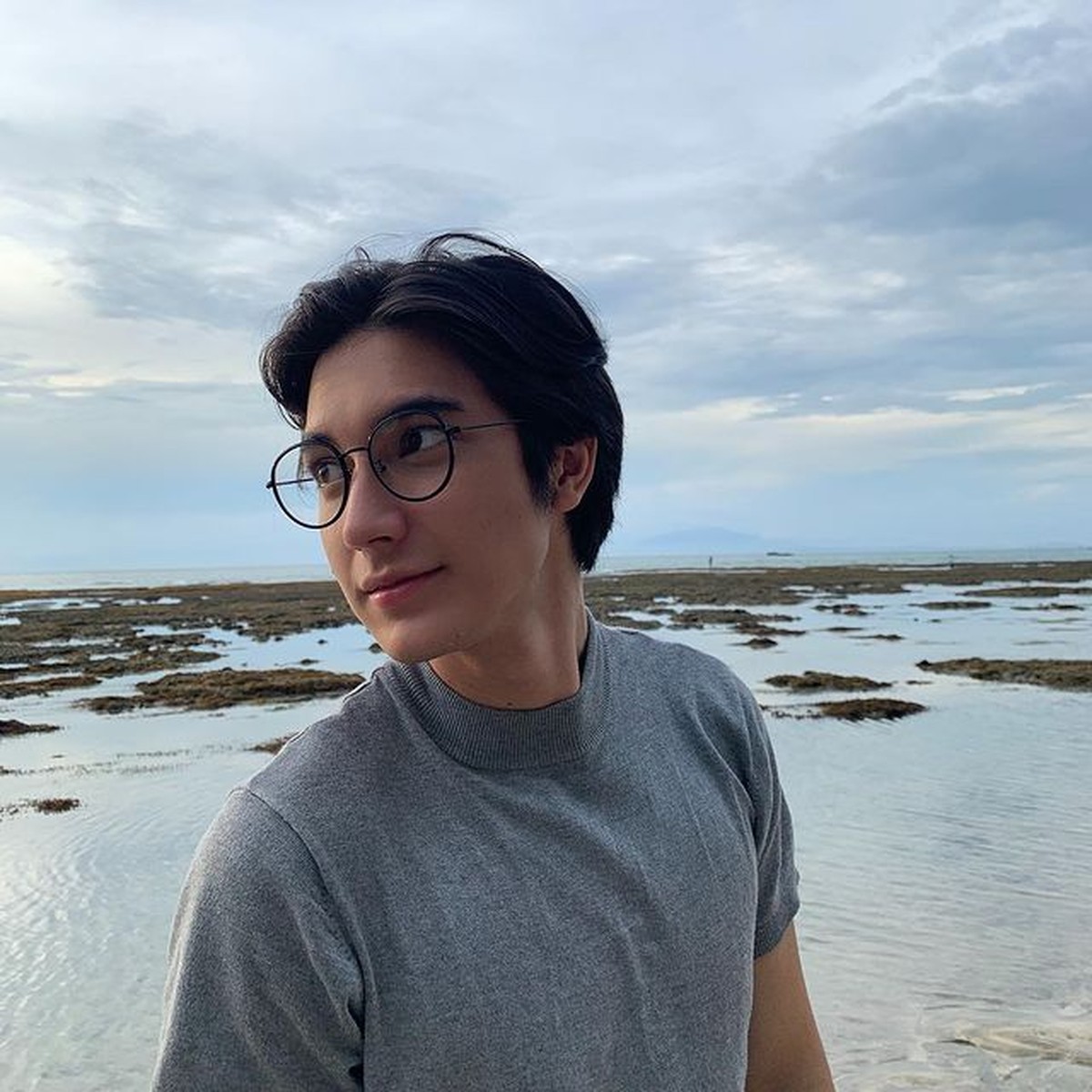 Aktor Junior Roberts tak henti-hentinya membuat publik heboh&comma; usai diduga selingkuh kini ia diduga ciuman dengan Gabriella&period; Yuk intip&excl;