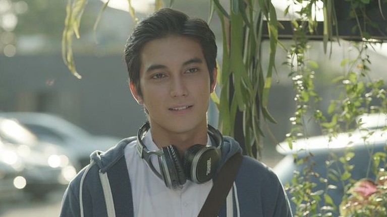 7 Potret Junior Roberts Aktor Junior Roberts tak henti-hentinya membuat publik heboh, usai diduga selingkuh kini ia diduga ciuman dengan Gabriella. Yuk intip!