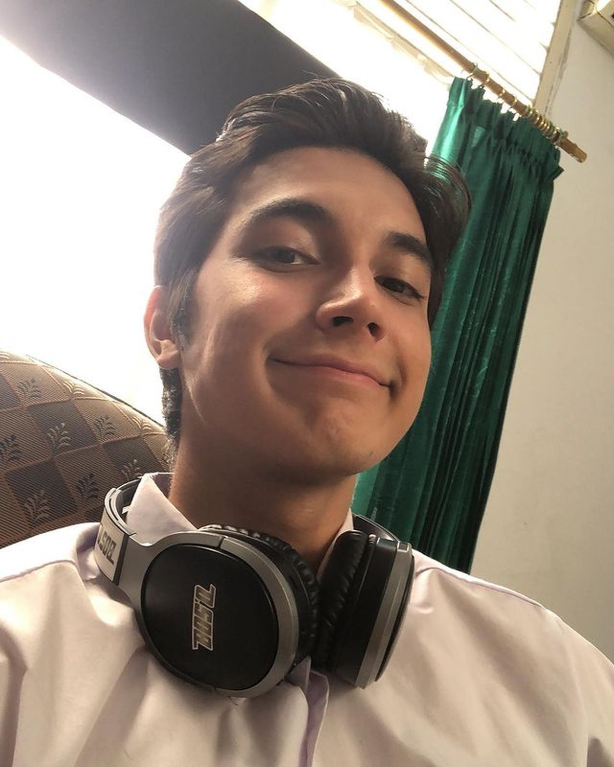 Aktor Junior Roberts tak henti-hentinya membuat publik heboh&comma; usai diduga selingkuh kini ia diduga ciuman dengan Gabriella&period; Yuk intip&excl;