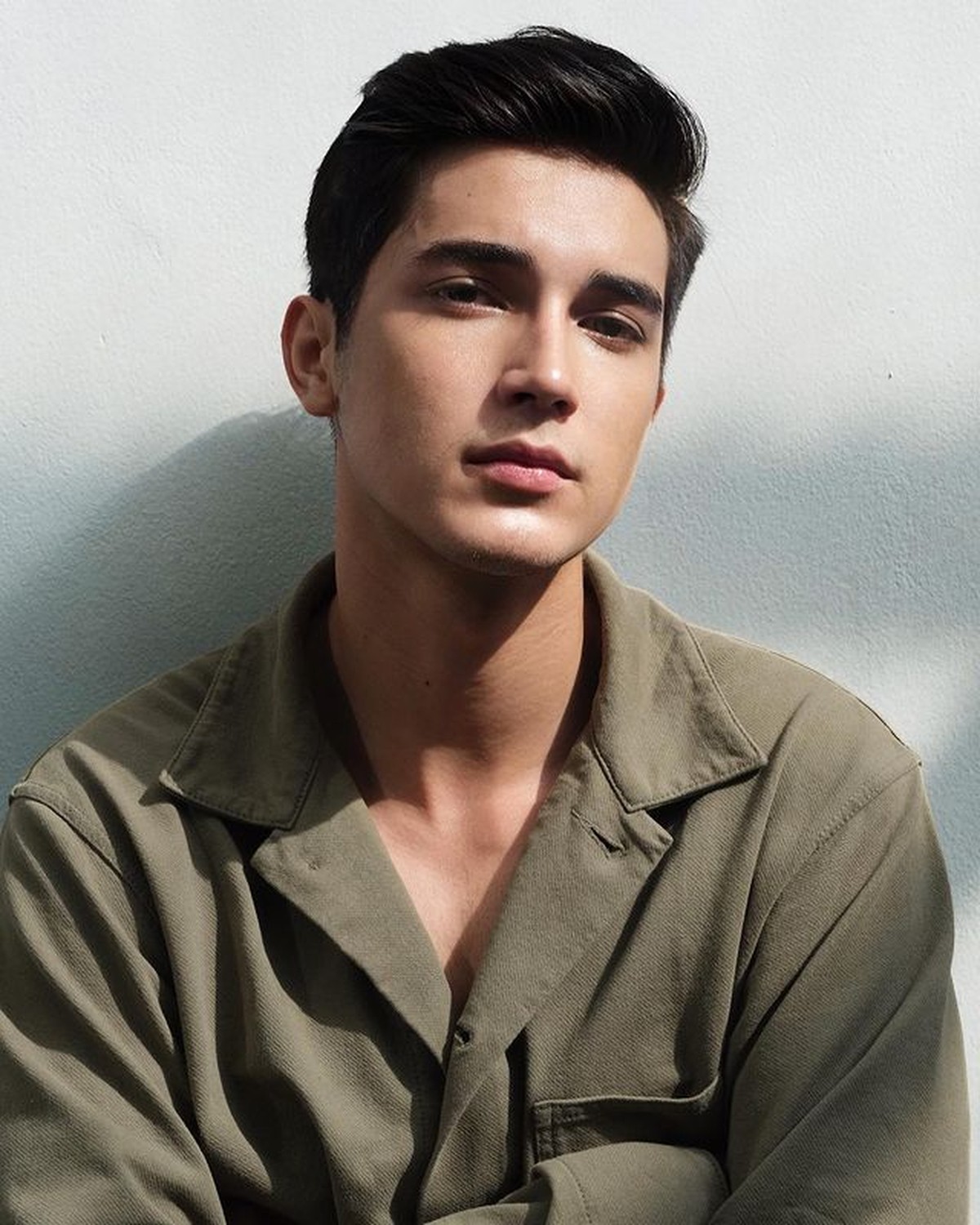 Aktor Junior Roberts tak henti-hentinya membuat publik heboh&comma; usai diduga selingkuh kini ia diduga ciuman dengan Gabriella&period; Yuk intip&excl;