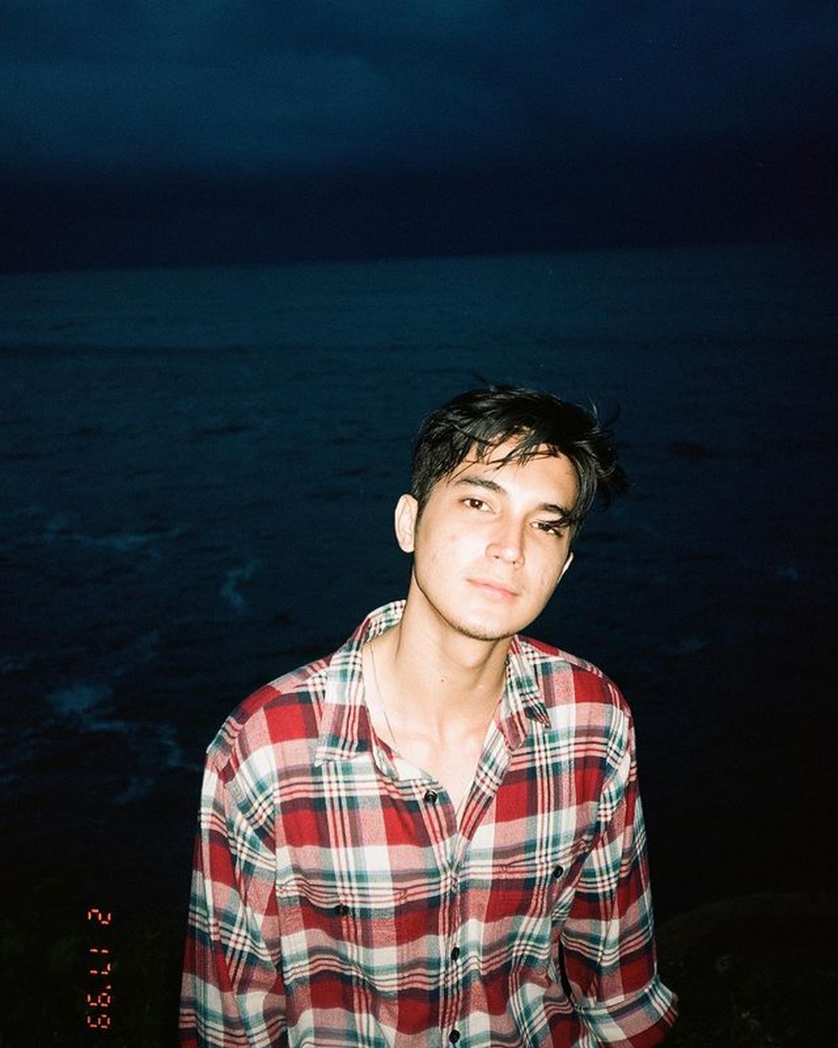 Aktor Junior Roberts tak henti-hentinya membuat publik heboh&comma; usai diduga selingkuh kini ia diduga ciuman dengan Gabriella&period; Yuk intip&excl;