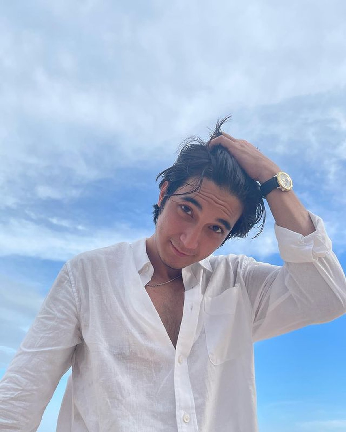 Aktor Junior Roberts tak henti-hentinya membuat publik heboh&comma; usai diduga selingkuh kini ia diduga ciuman dengan Gabriella&period; Yuk intip&excl;