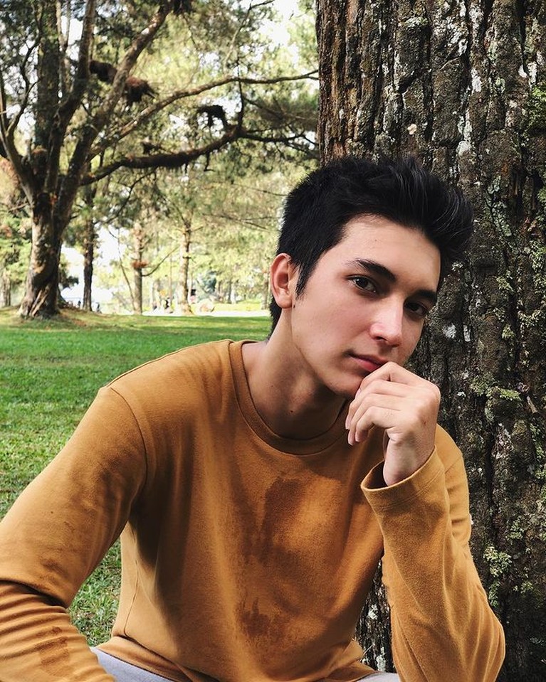 7 Potret Junior Roberts Aktor Junior Roberts tak henti-hentinya membuat publik heboh, usai diduga selingkuh kini ia diduga ciuman dengan Gabriella. Yuk intip!