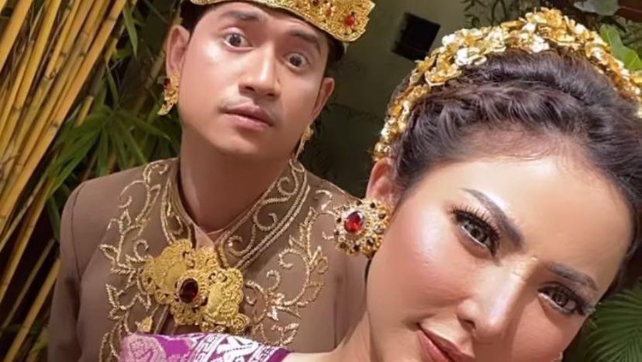 7 Potret Kebersamaan Zikri Daulay dan Ayu Aulia Zikry Daulay dan Ayu Aulia baru-baru ini jadi sorotan usai kepergok bermesraan di sebuah acara di Bali. Yuk intip potret mereka!