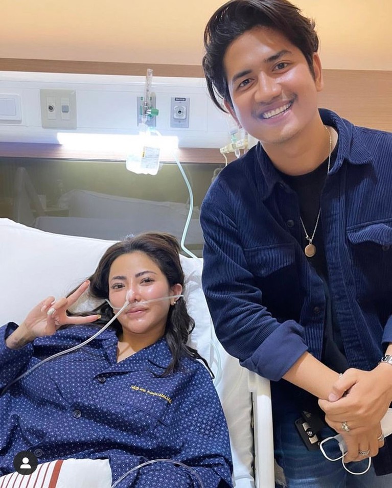 7 Potret Kebersamaan Zikri Daulay dan Ayu Aulia Zikry Daulay dan Ayu Aulia baru-baru ini jadi sorotan usai kepergok bermesraan di sebuah acara di Bali. Yuk intip potret mereka!