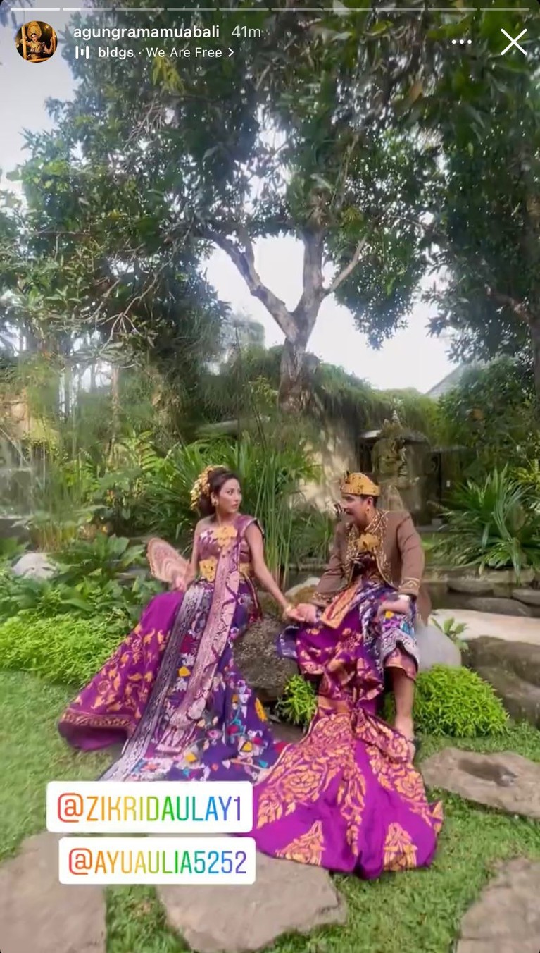 7 Potret Kebersamaan Zikri Daulay dan Ayu Aulia Zikry Daulay dan Ayu Aulia baru-baru ini jadi sorotan usai kepergok bermesraan di sebuah acara di Bali. Yuk intip potret mereka!
