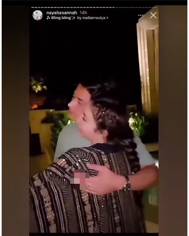 7 Potret Kebersamaan Zikri Daulay dan Ayu Aulia Zikry Daulay dan Ayu Aulia baru-baru ini jadi sorotan usai kepergok bermesraan di sebuah acara di Bali. Yuk intip potret mereka!