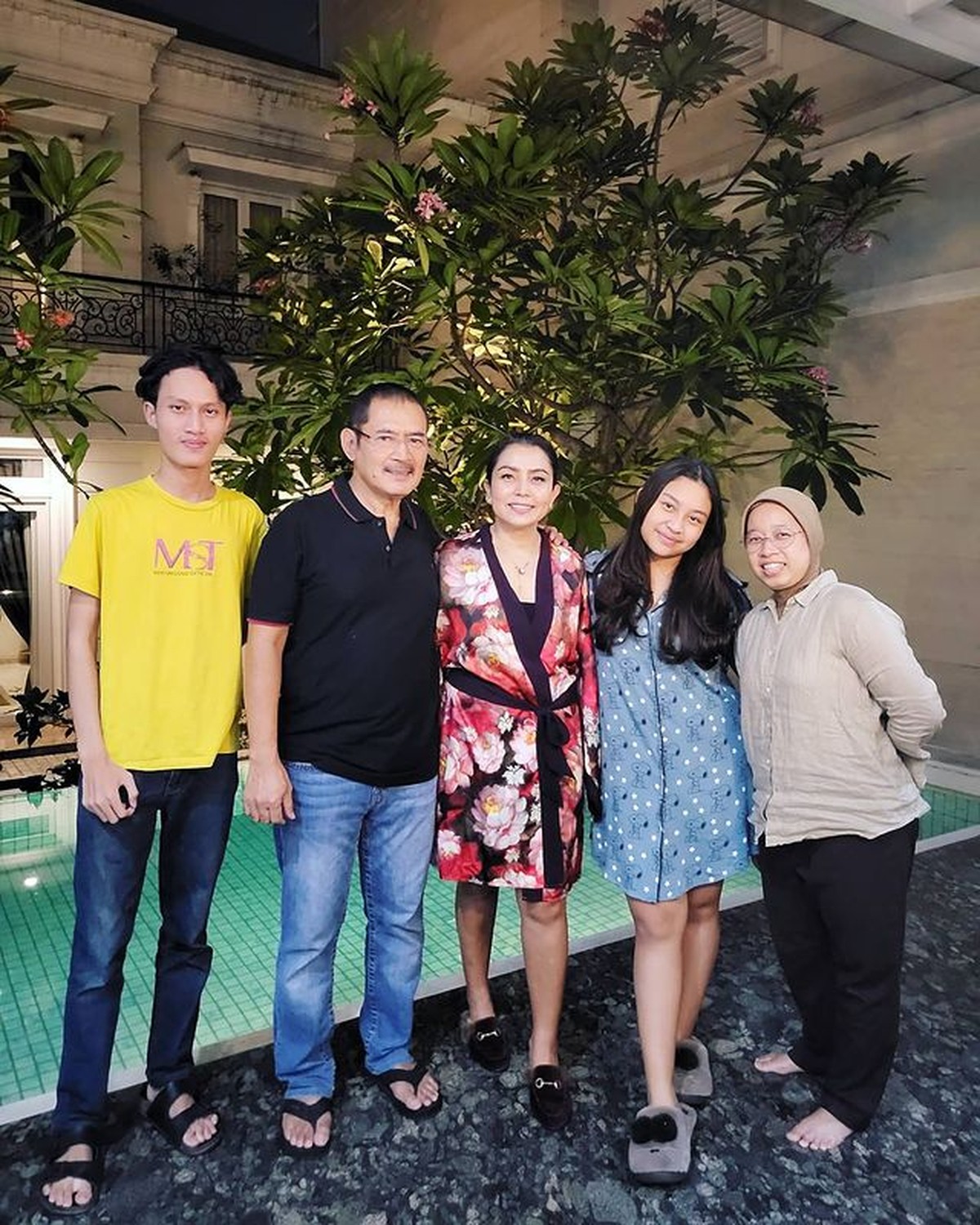 Keluarga Mayangsari dan Bambang Trihatmodjo menggelar pajamas party sambut tahun baru 2022&period; Yuk intip&excl;