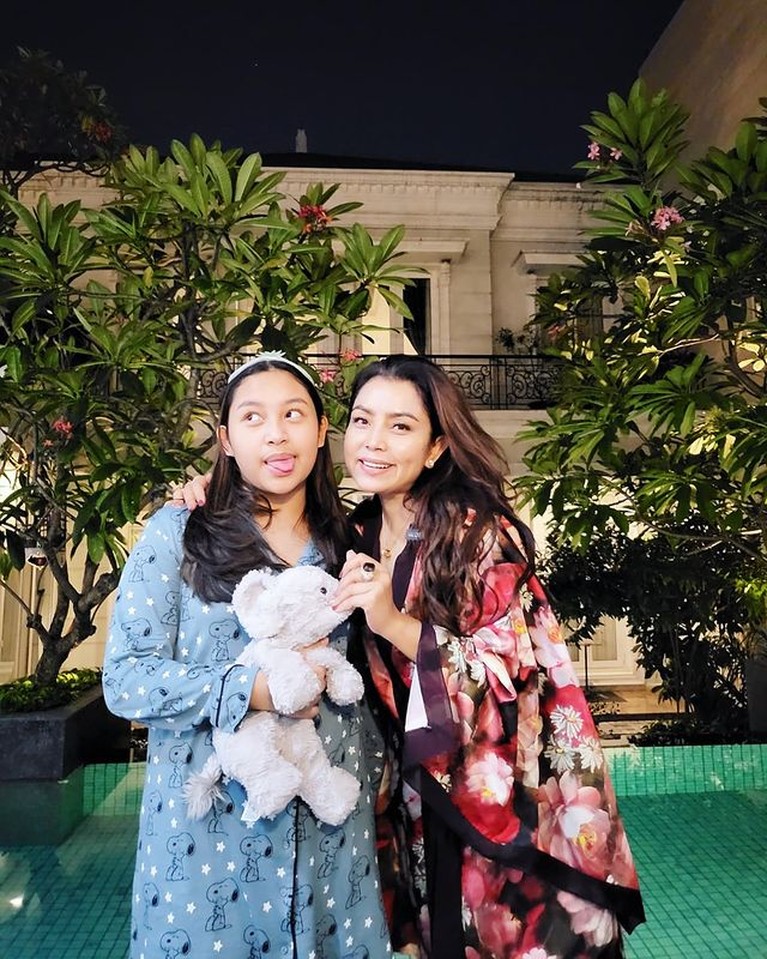 7 Potret Mesra Mayangsari dan Bambang Trihatmodjo Keluarga Mayangsari dan Bambang Trihatmodjo menggelar pajamas party sambut tahun baru 2022. Yuk intip!
