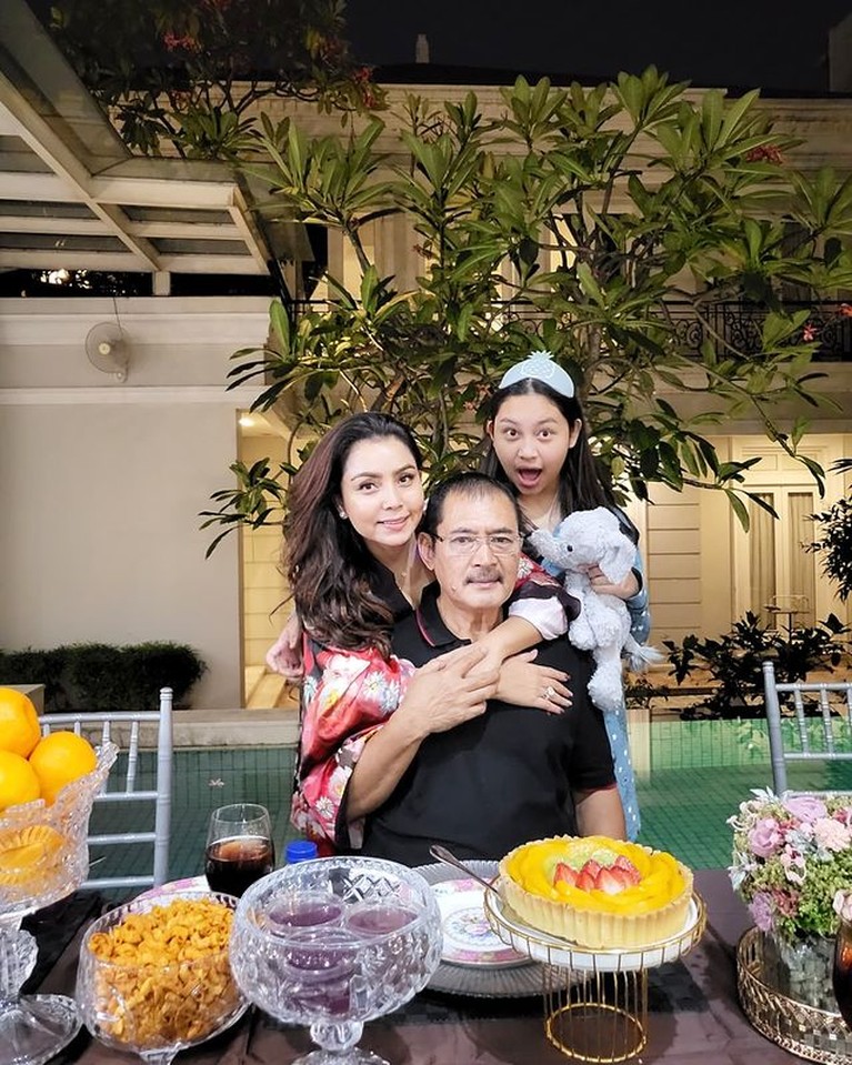 Keluarga Mayangsari dan Bambang Trihatmodjo menggelar pajamas party sambut tahun baru 2022. Yuk intip!