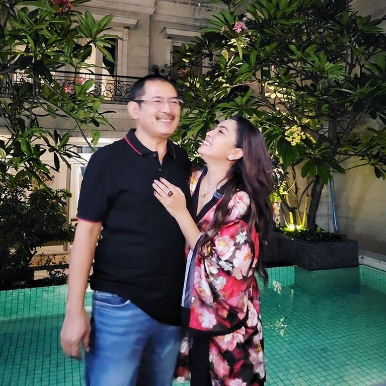 7 Potret Mesra Mayangsari dan Bambang Trihatmodjo Keluarga Mayangsari dan Bambang Trihatmodjo menggelar pajamas party sambut tahun baru 2022. Yuk intip!