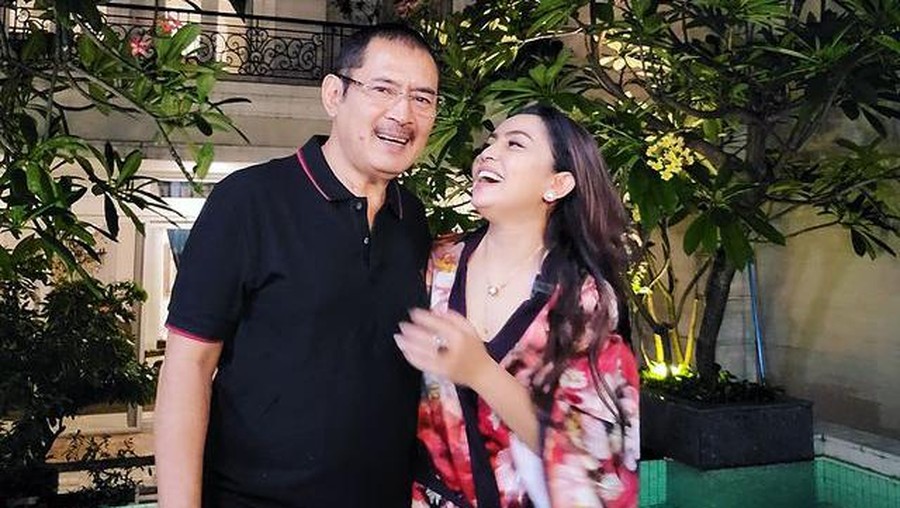 Keluarga Mayangsari dan Bambang Trihatmodjo menggelar pajamas party sambut tahun baru 2022. Yuk intip!
