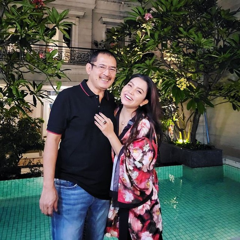 7 Potret Mesra Mayangsari dan Bambang Trihatmodjo Keluarga Mayangsari dan Bambang Trihatmodjo menggelar pajamas party sambut tahun baru 2022. Yuk intip!