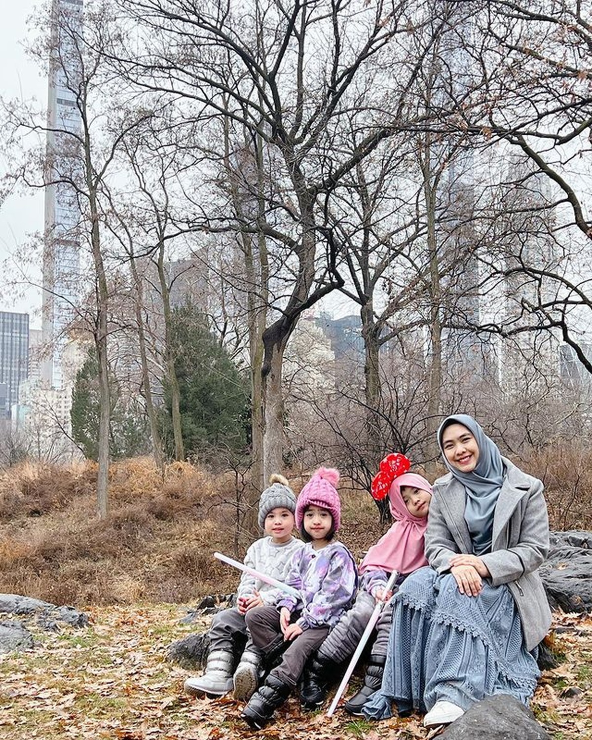 Oki Setiana Dewi memboyong suami dan anak-anaknya&comma; kerja sambil liburan di Los Angeles&comma; Amerika Serikat&period; Yuk intip potretnya&excl;