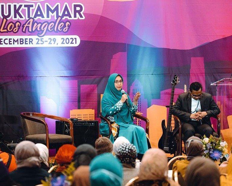 8 Potret Oki Setiana Dewi Dakwah Sambil Liburan di Amerika Oki Setiana Dewi memboyong suami dan anak-anaknya, kerja sambil liburan di Los Angeles, Amerika Serikat. Yuk intip potretnya!