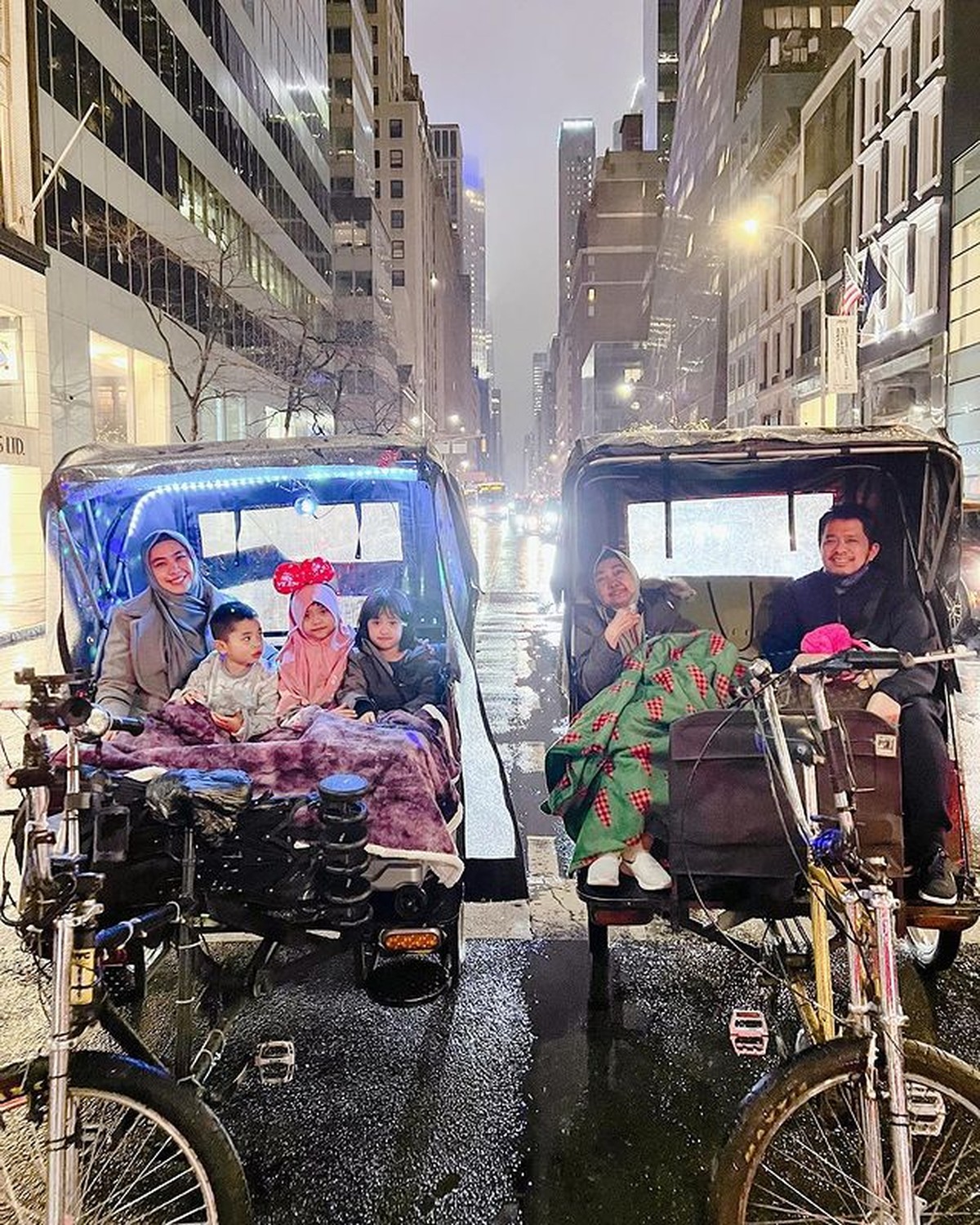 Oki Setiana Dewi memboyong suami dan anak-anaknya&comma; kerja sambil liburan di Los Angeles&comma; Amerika Serikat&period; Yuk intip potretnya&excl;