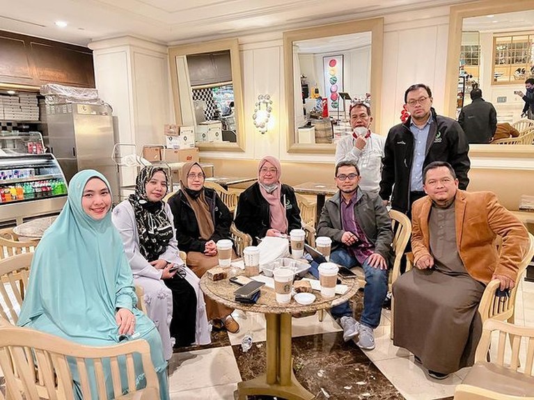 8 Potret Oki Setiana Dewi Dakwah Sambil Liburan di Amerika Oki Setiana Dewi memboyong suami dan anak-anaknya, kerja sambil liburan di Los Angeles, Amerika Serikat. Yuk intip potretnya!