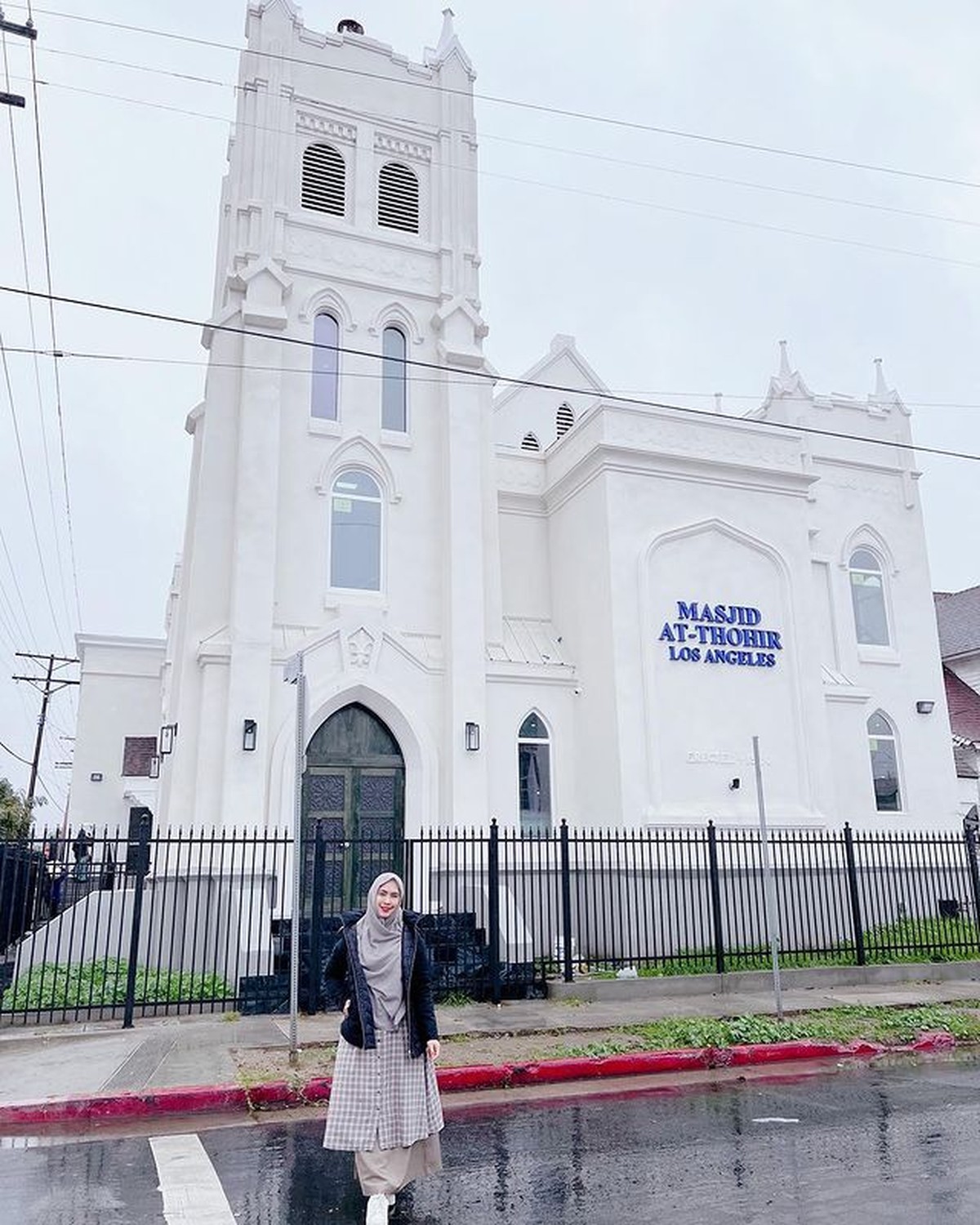 Oki Setiana Dewi memboyong suami dan anak-anaknya&comma; kerja sambil liburan di Los Angeles&comma; Amerika Serikat&period; Yuk intip potretnya&excl;