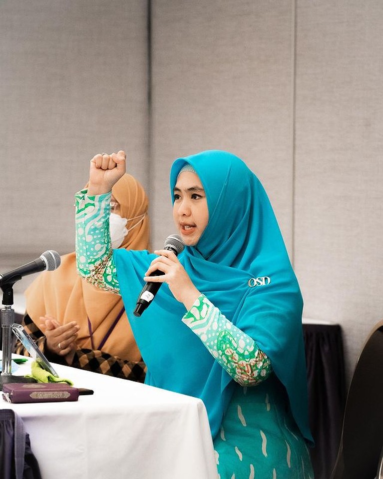 8 Potret Oki Setiana Dewi Dakwah Sambil Liburan di Amerika Oki Setiana Dewi memboyong suami dan anak-anaknya, kerja sambil liburan di Los Angeles, Amerika Serikat. Yuk intip potretnya!
