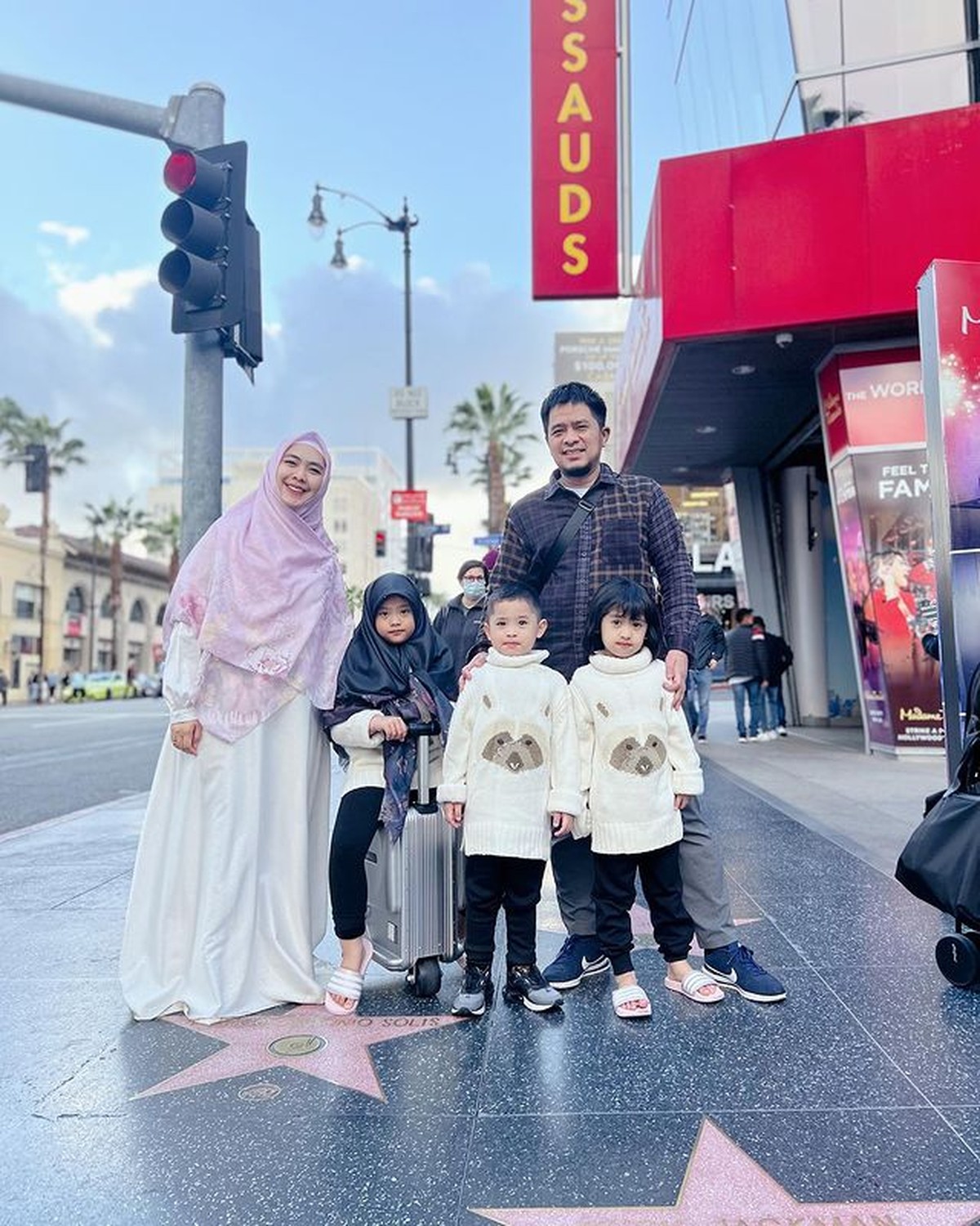 Oki Setiana Dewi memboyong suami dan anak-anaknya&comma; kerja sambil liburan di Los Angeles&comma; Amerika Serikat&period; Yuk intip potretnya&excl;