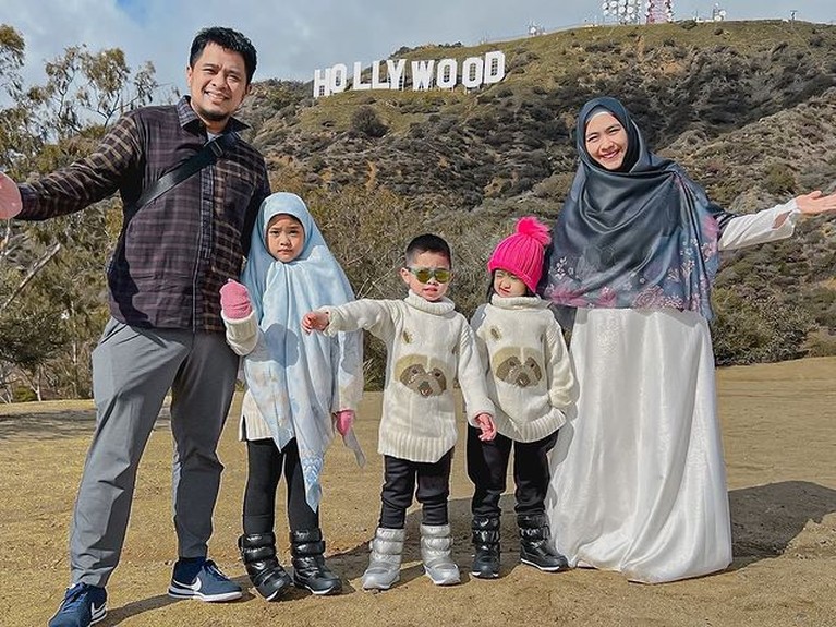 Oki Setiana Dewi memboyong suami dan anak-anaknya, kerja sambil liburan di Los Angeles, Amerika Serikat. Yuk intip potretnya!
