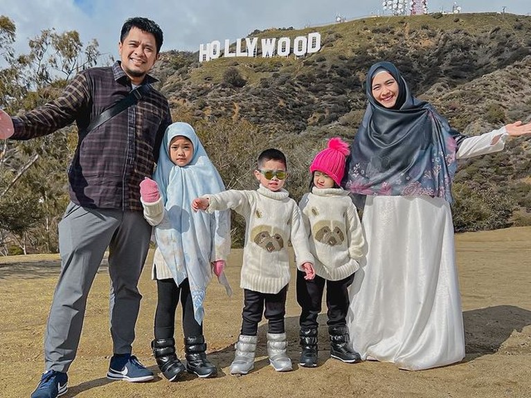 8 Potret Oki Setiana Dewi Dakwah Sambil Liburan di Amerika Oki Setiana Dewi memboyong suami dan anak-anaknya, kerja sambil liburan di Los Angeles, Amerika Serikat. Yuk intip potretnya!