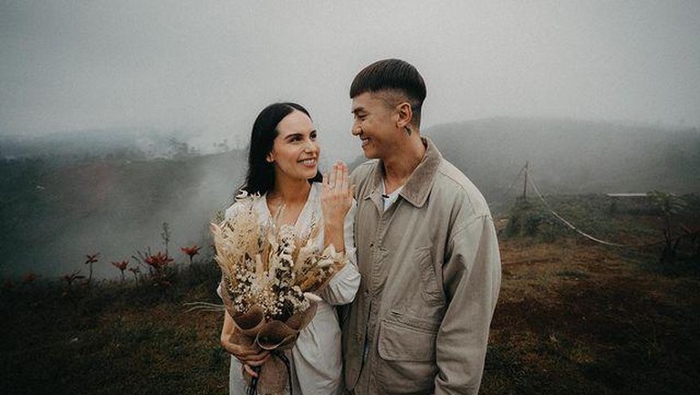 8 Potret Romantis Rafael Tan Lamar Sang Kekasih