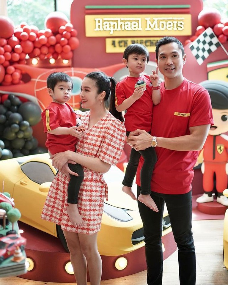 8 Potret Ultah ke-4 Raphael Moeis Putra Sandra Dewi dan Harvey Moeis Sandra Dewi dan Harvey Moeis tengah berbahagia merayakan ulang tahun ke-4 putra sulungnya Raphael Moeis. Yuk intip potretnya!