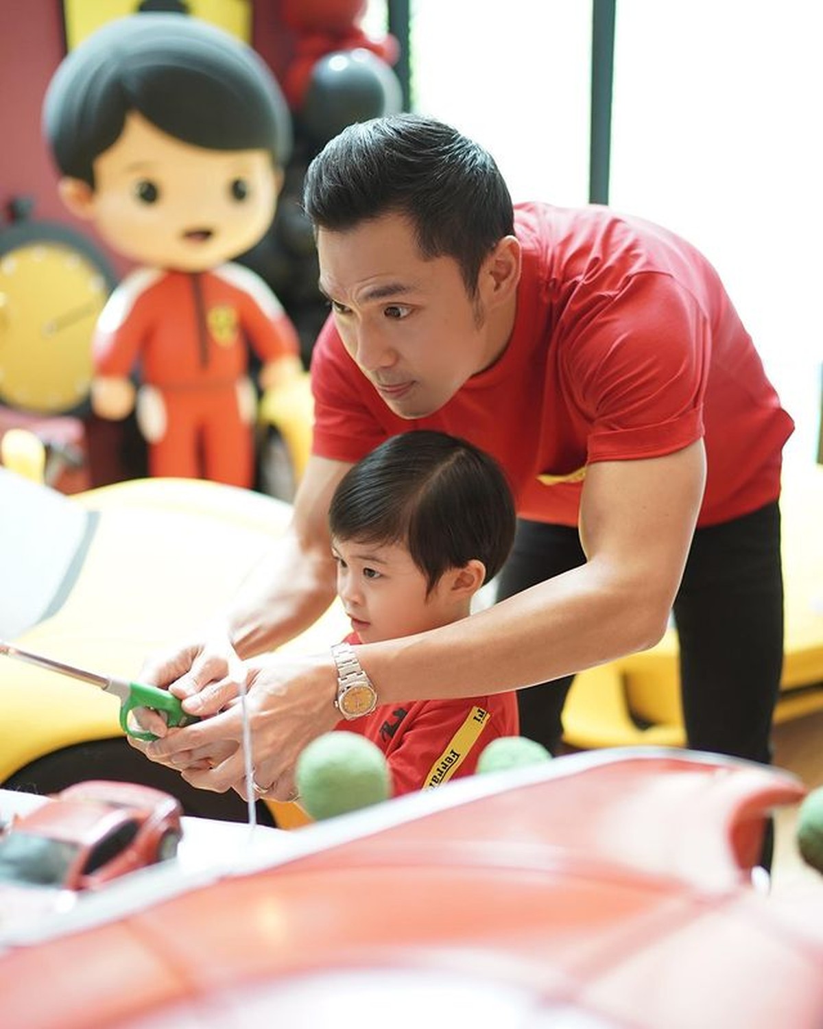 Sandra Dewi dan Harvey Moeis tengah berbahagia merayakan ulang tahun ke-4 putra sulungnya Raphael Moeis&period; Yuk intip potretnya&excl;