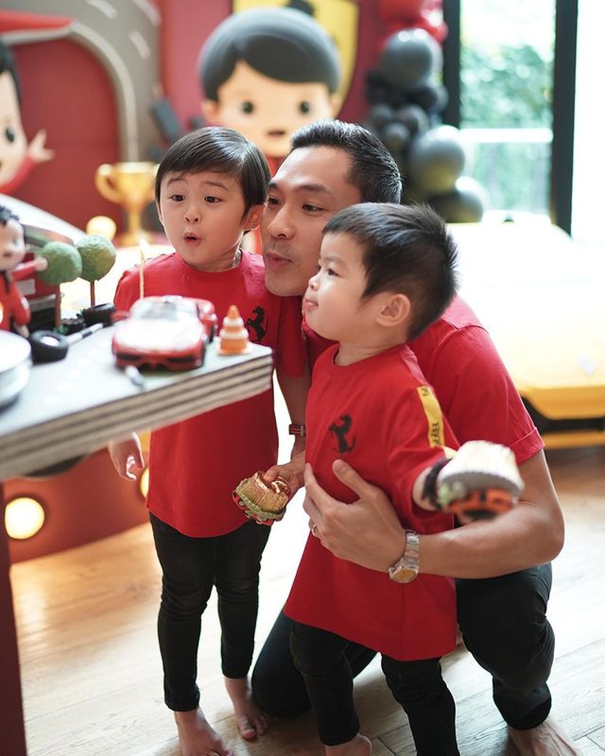 Sandra Dewi dan Harvey Moeis tengah berbahagia merayakan ulang tahun ke-4 putra sulungnya Raphael Moeis&period; Yuk intip potretnya&excl;