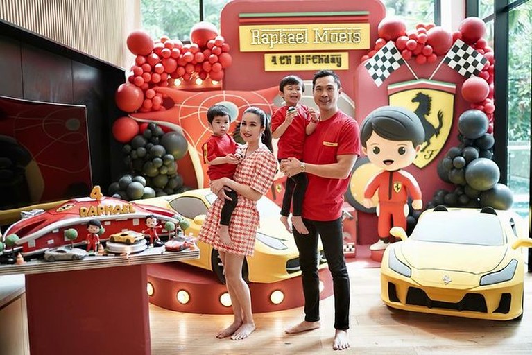 8 Potret Ultah ke-4 Raphael Moeis Putra Sandra Dewi dan Harvey Moeis Sandra Dewi dan Harvey Moeis tengah berbahagia merayakan ulang tahun ke-4 putra sulungnya Raphael Moeis. Yuk intip potretnya!