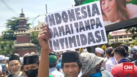 Bahar Smith Diperiksa Polda Jabar, Massa Meluber di Jalanan