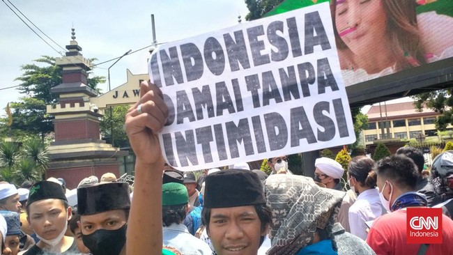 Pendukung Bahar bin Smith memenuhi kawasan Soekarno Hatta, Kota Bandung, Jawa Barat, Senin (3/1/). Mereka mengawal pemeriksaan penyidik Polda Jabar.