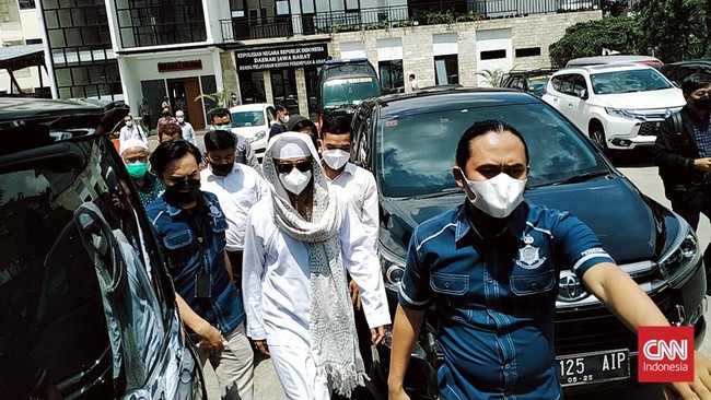 Polda Jawa Barat menahan Bahar bin Smith setelah menetapkannya sebagai tersangka kasus penyebaran informasi bohong atau hoaks pada Senin (3/1) malam.