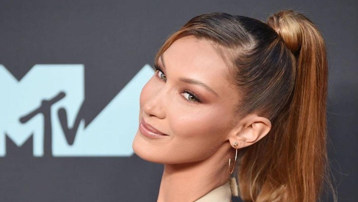 Tutorial Bikin Barbie Ponytail Jadul ala Bella Hadid, Selebriti Spesialis Gaya 90-an Tutorial Bikin Barbie Ponytail Jadul ala Bella Hadid, Selebriti Spesialis Gaya 90-an