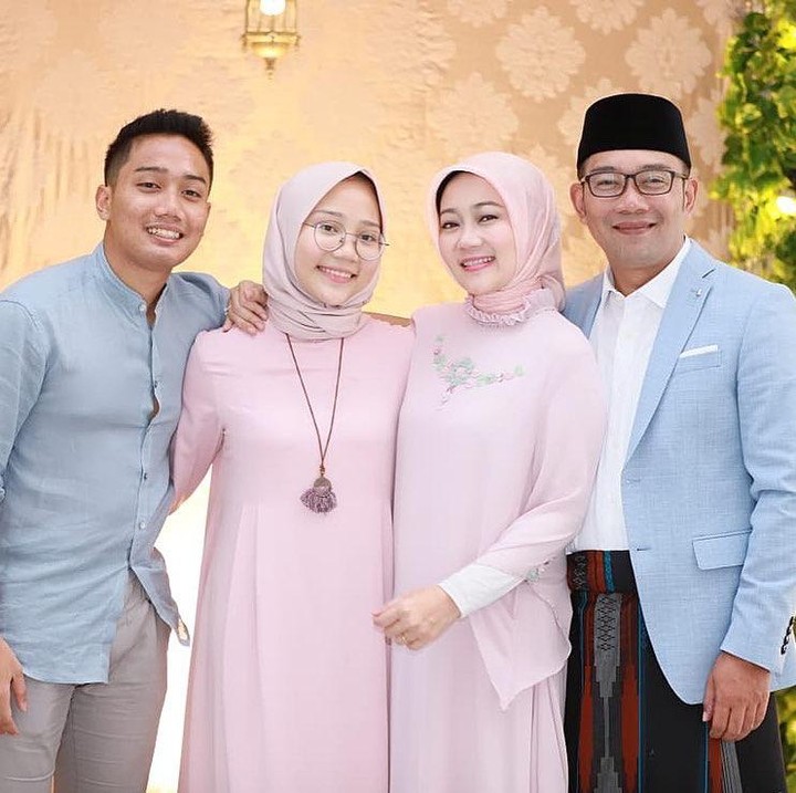 <p>Tak cuma pintar, Eril juga punya banyak penggemar. Paras tampan pria 22 tahun ini sering menuai pujian dari netizen, Bunda. (Foto: Instagram @ataliapr)</p>