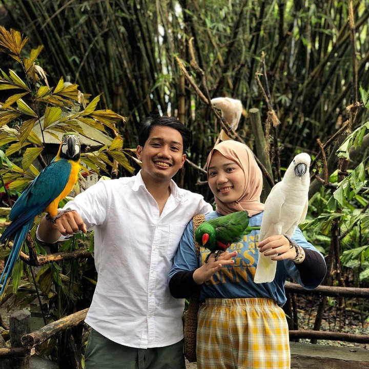 <p>Sebagai anak sulung, Eril sangat dekat dengan keluarga, terutama adik perempuannya nih. (Foto: Instagram @emmerilkahn)</p>