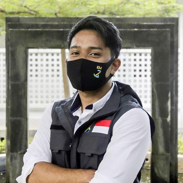 <p>Tak banyak yang tahu, Eril juga aktif di kegiatan sosial lho. Eril kini menjabat sebagai ketua Jabar Bergerak Zillenial, yakni organisasi yang mewadahi anak muda untuk membantu masyarakat. (Foto: Instagram @emmerilkahn)</p>