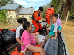 Terjebak Banjir Jambi, Ibu Mau Lahiran Dievakuasi Tim SAR 30 Km Pakai Perahu
