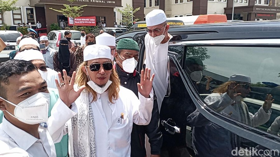 Habib Bahar bin Smith memenuhi panggilan Polda Jawa Barat, Senin (3/1/2022). Dia akan diperiksa berkaitan dengan kasus ujaran kebencian.